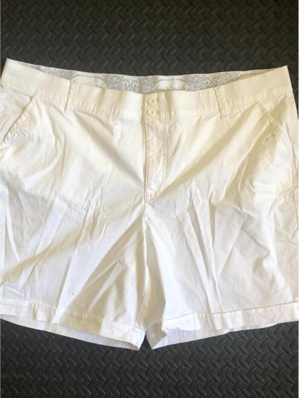 GLORIA VANDERBILT WHITE CLASSIC FIT SHORTS PLUS SIZE 22W